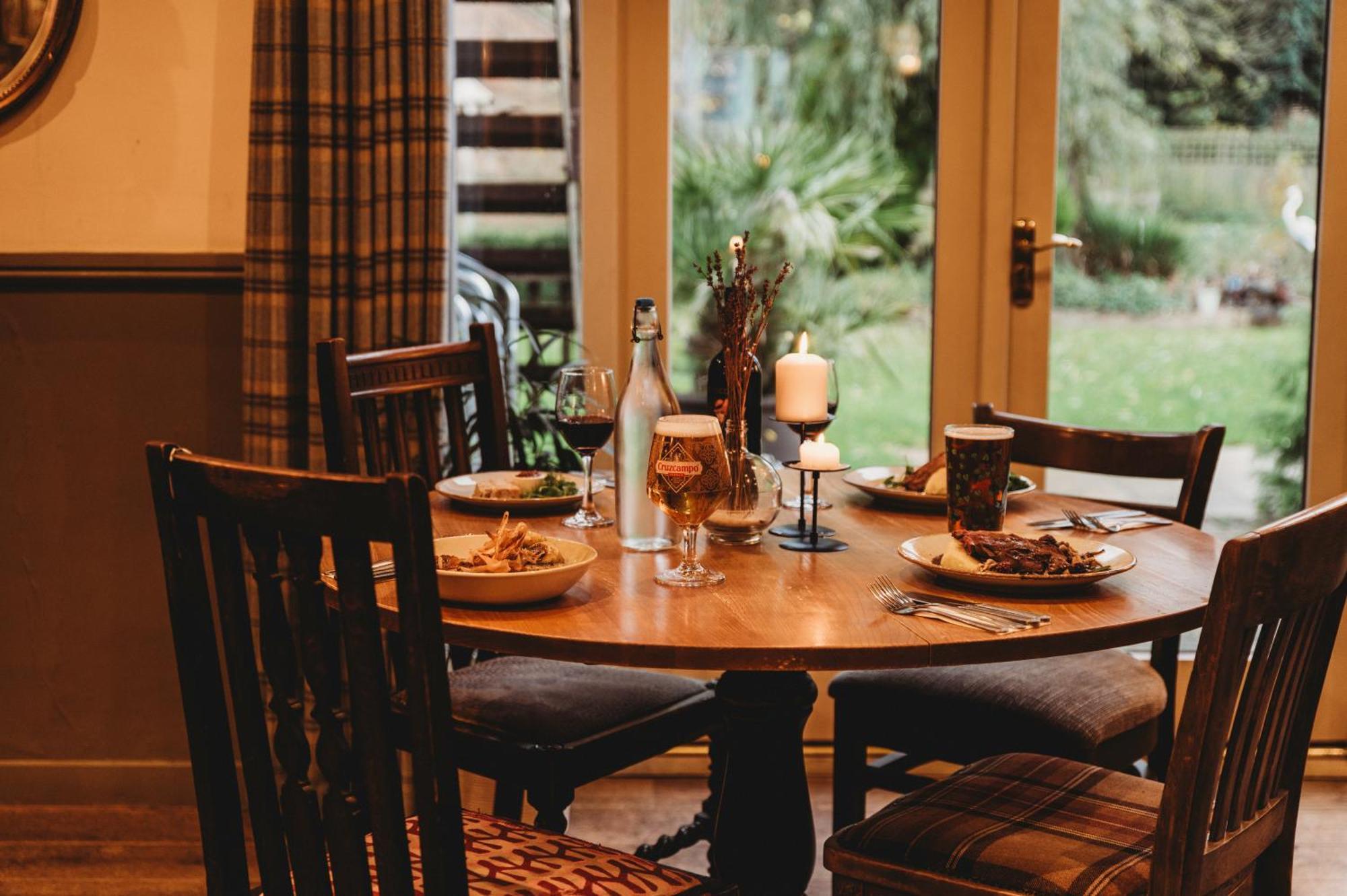 The White Lion Inn Окем Екстериор снимка