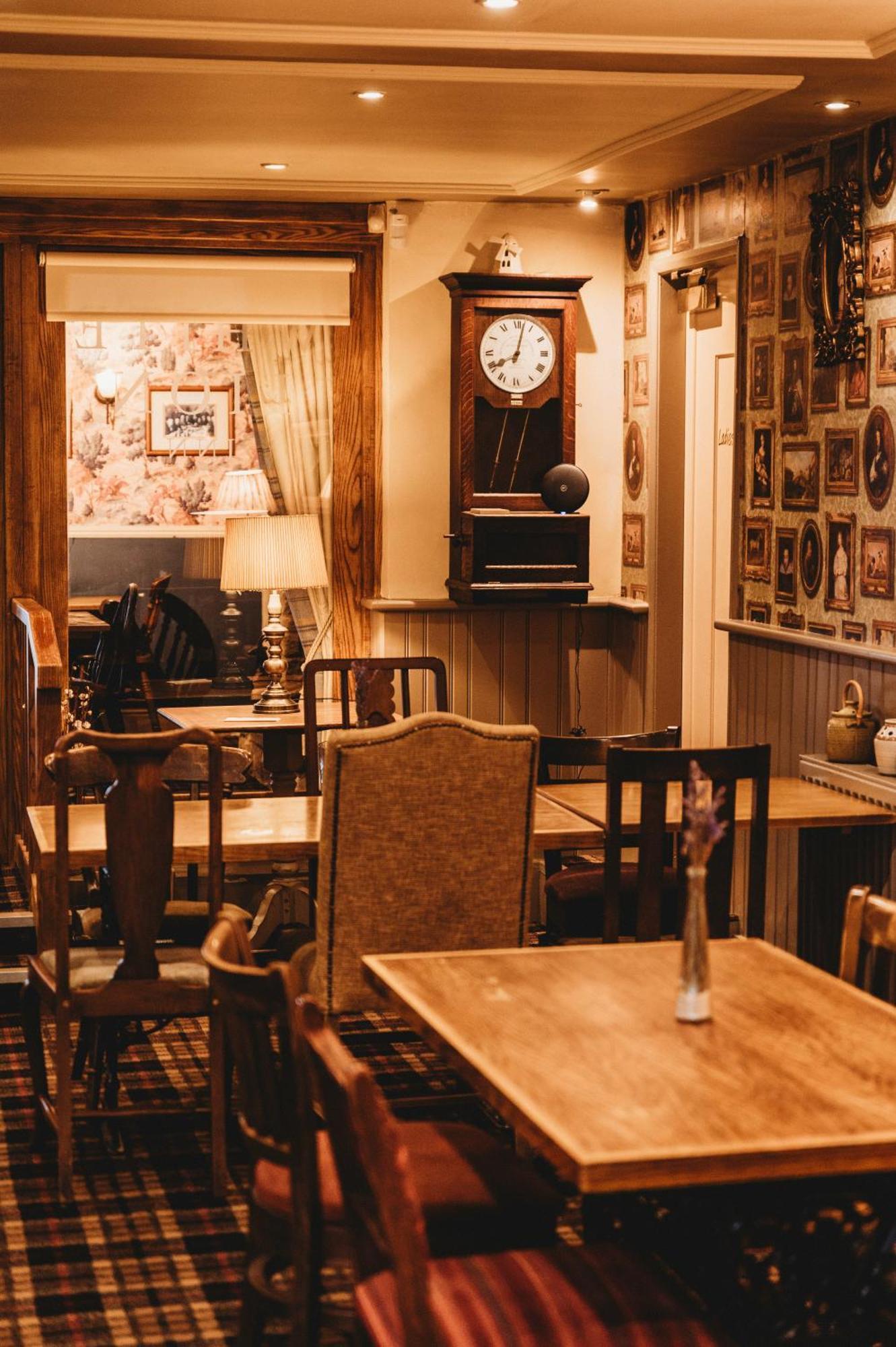 The White Lion Inn Окем Екстериор снимка